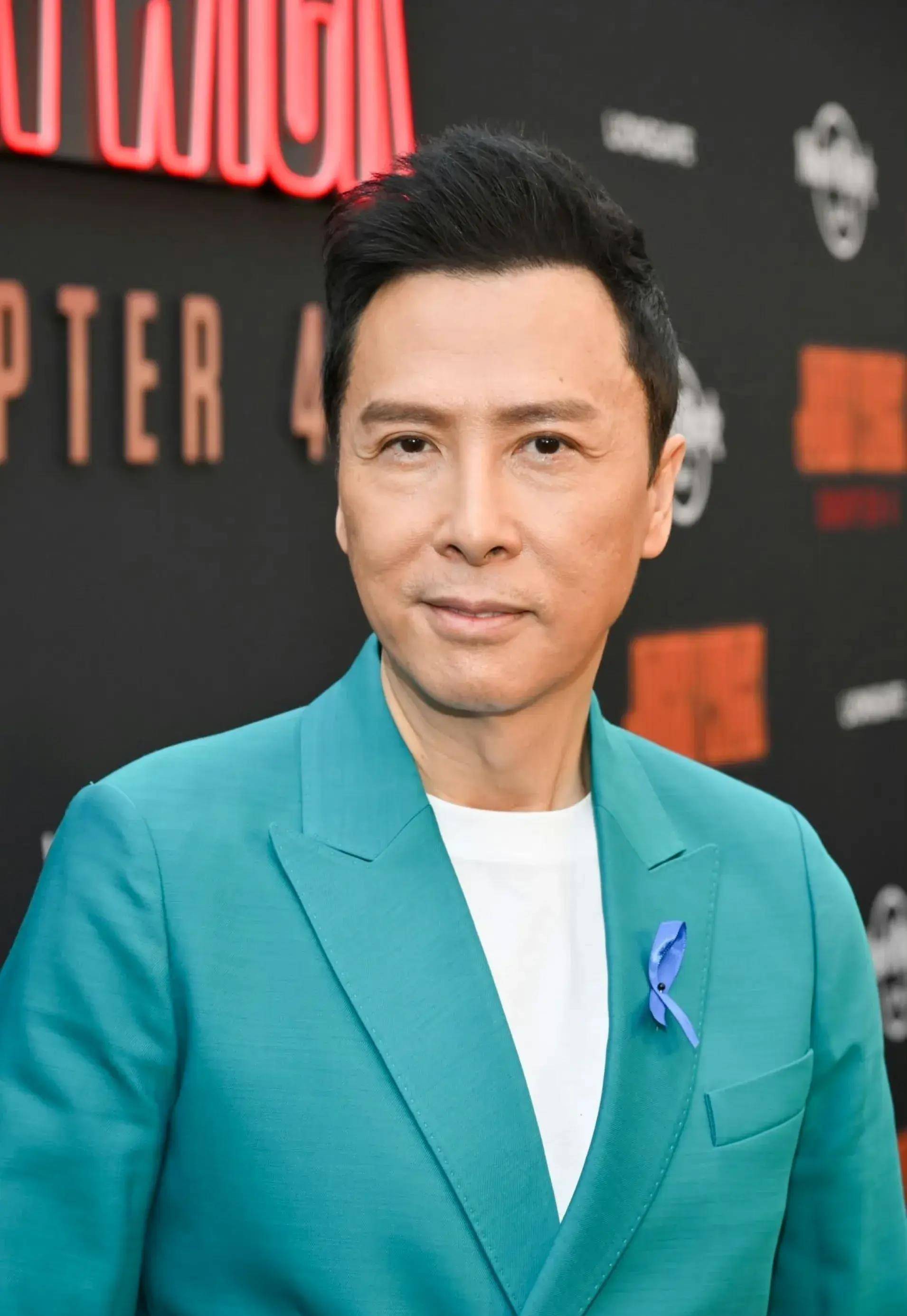 甄子丹现身好莱坞,马克·达卡斯考斯"跪"_成龙_功夫_敬礼