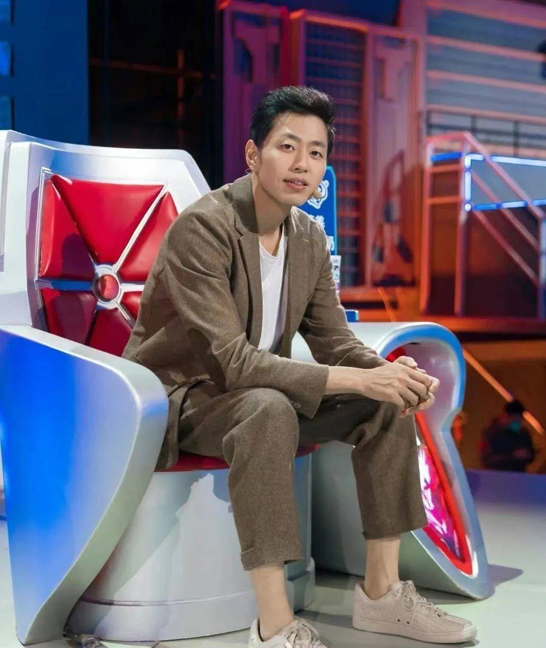 43岁清华男神火了,家里造森林,一辈子不上班,还说:赚钱最简单_水哥