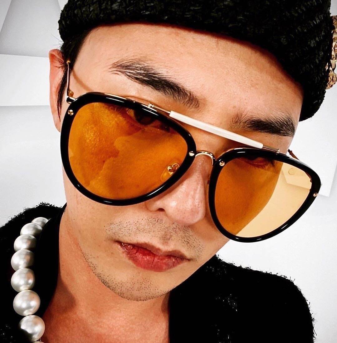 权志龙身穿香奈儿新款亮相,而前不久,他更是现身香奈儿2021春夏云坎大