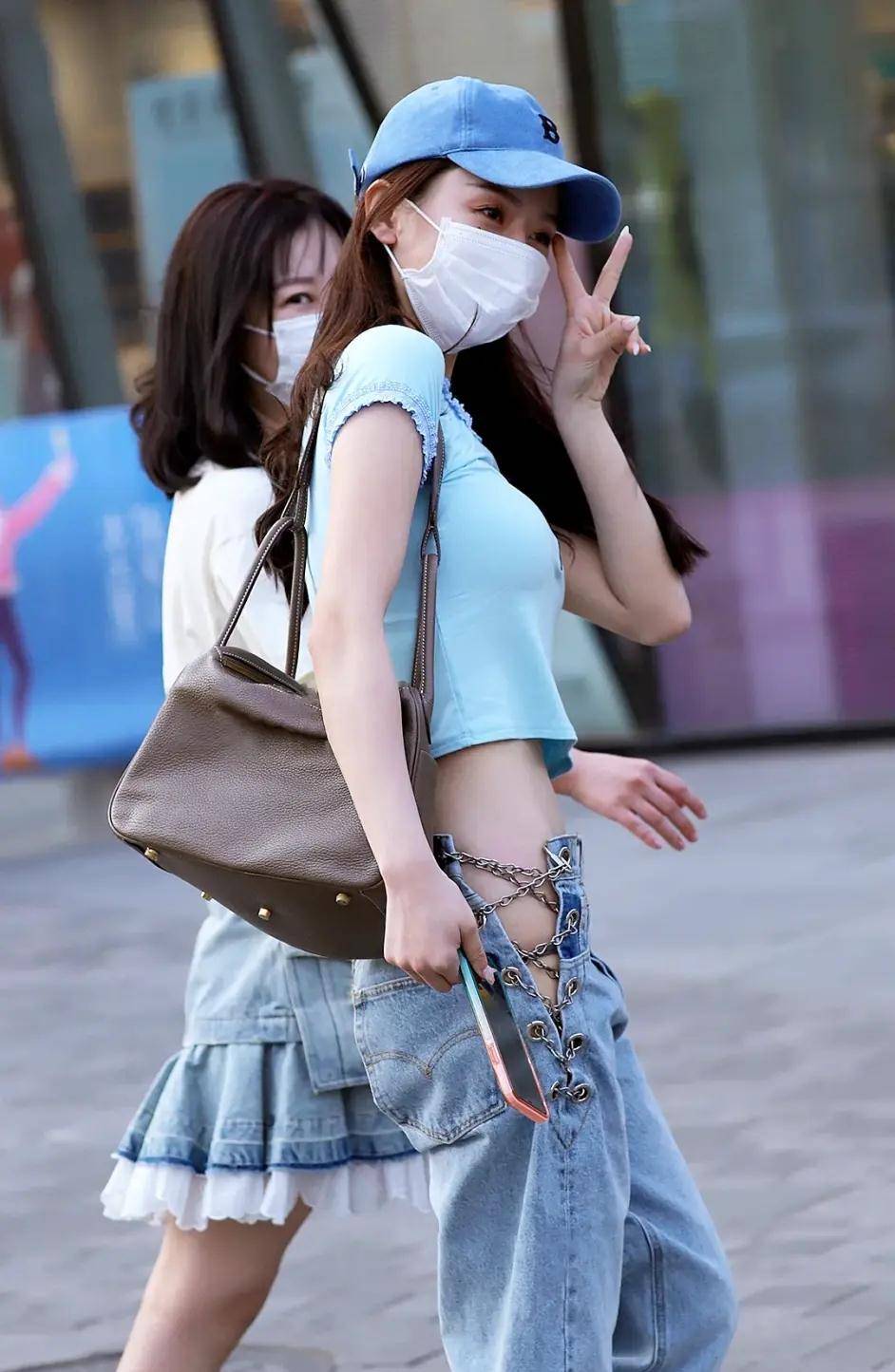 时尚街拍:美女穿白色露脐装配牛仔裤,大长腿展露无遗_姐姐_的设计