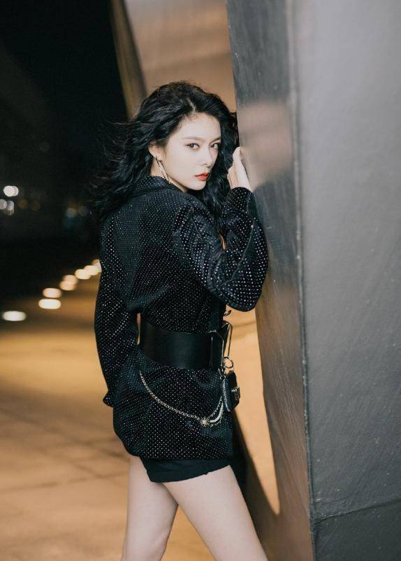 傅菁原来这么大胆,露脐装秀"水蛇腰",腿能比竹竿还细_显得_风格_银色