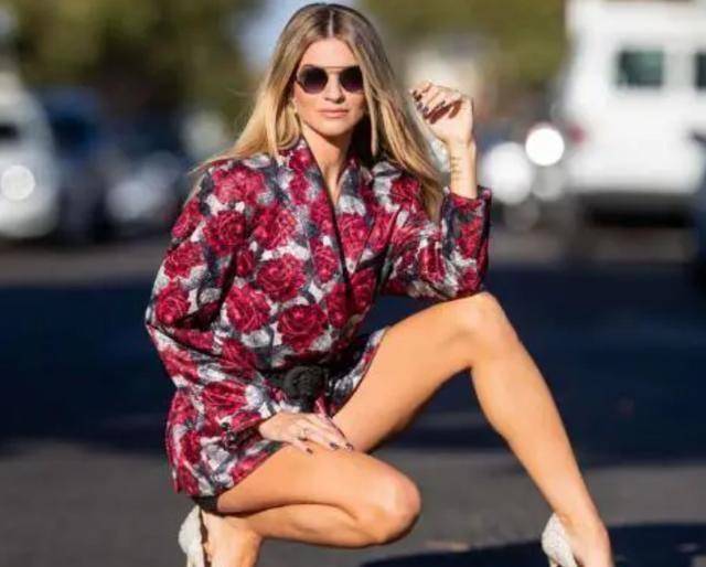 美式深蹲,一般人不会选择并拢双腿,而是直接张开双腿,造型更加张扬,也