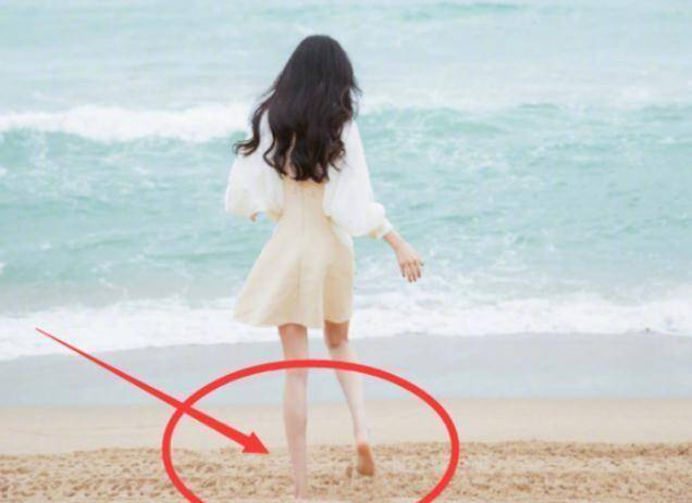 从这张照片中,我们可以看到杨幂的脚底板.