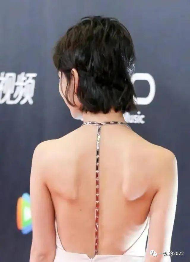 女明星穿露背装,有的时尚万种,有的虎背熊腰,还不如路人_气质_身姿