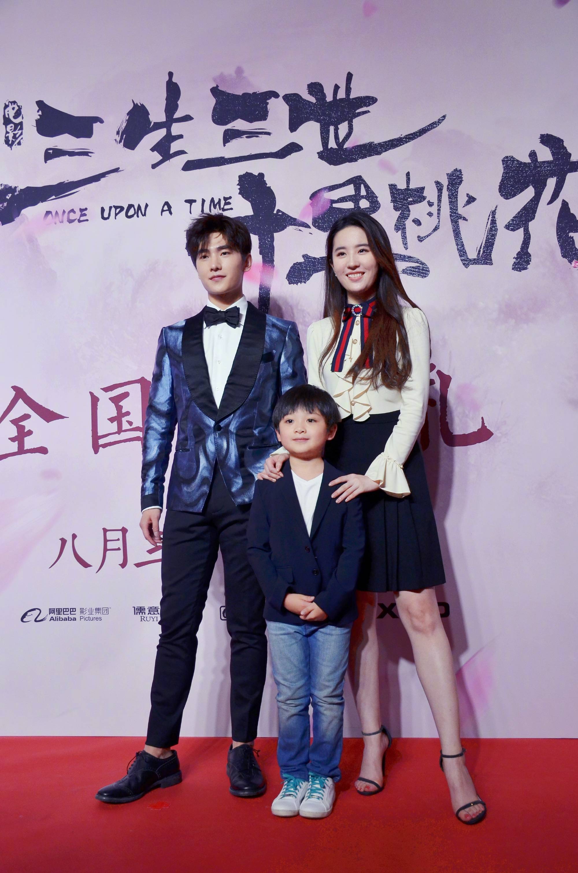 刘亦菲杨洋同框拥抱