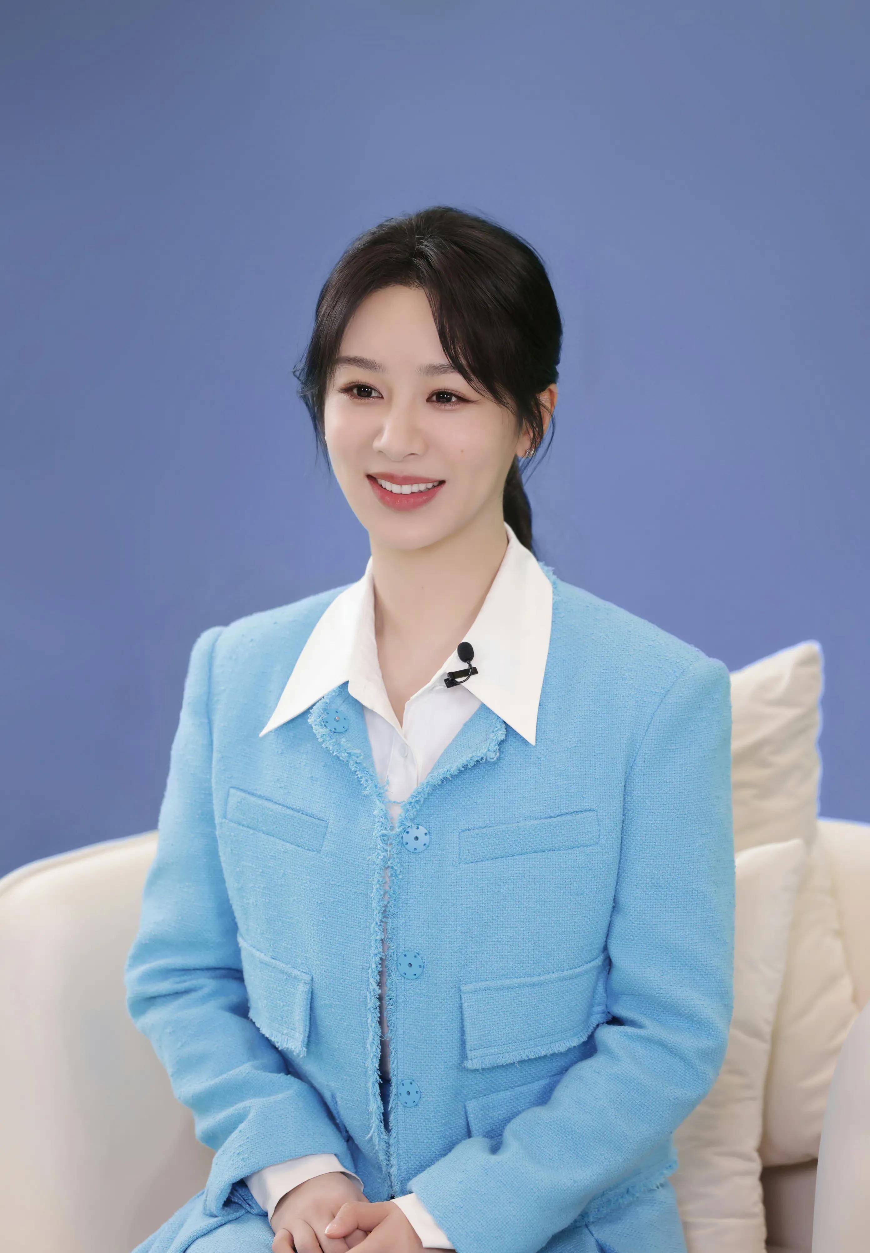 杨紫直播造型翻车,发型老土,蓝色西服显老好村,像乡村女干部_团队_一