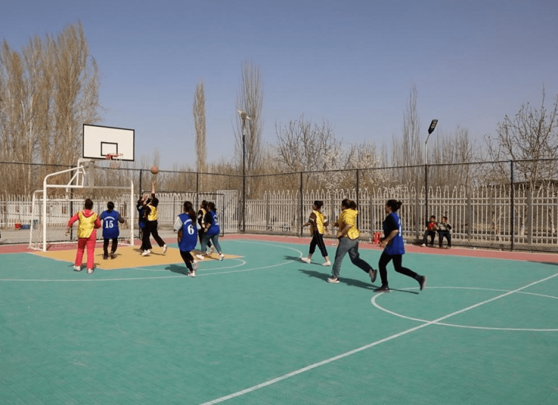 和田市玉龙喀什镇人民政府干部王国庆说:"本届篮球赛,我们镇共有34支