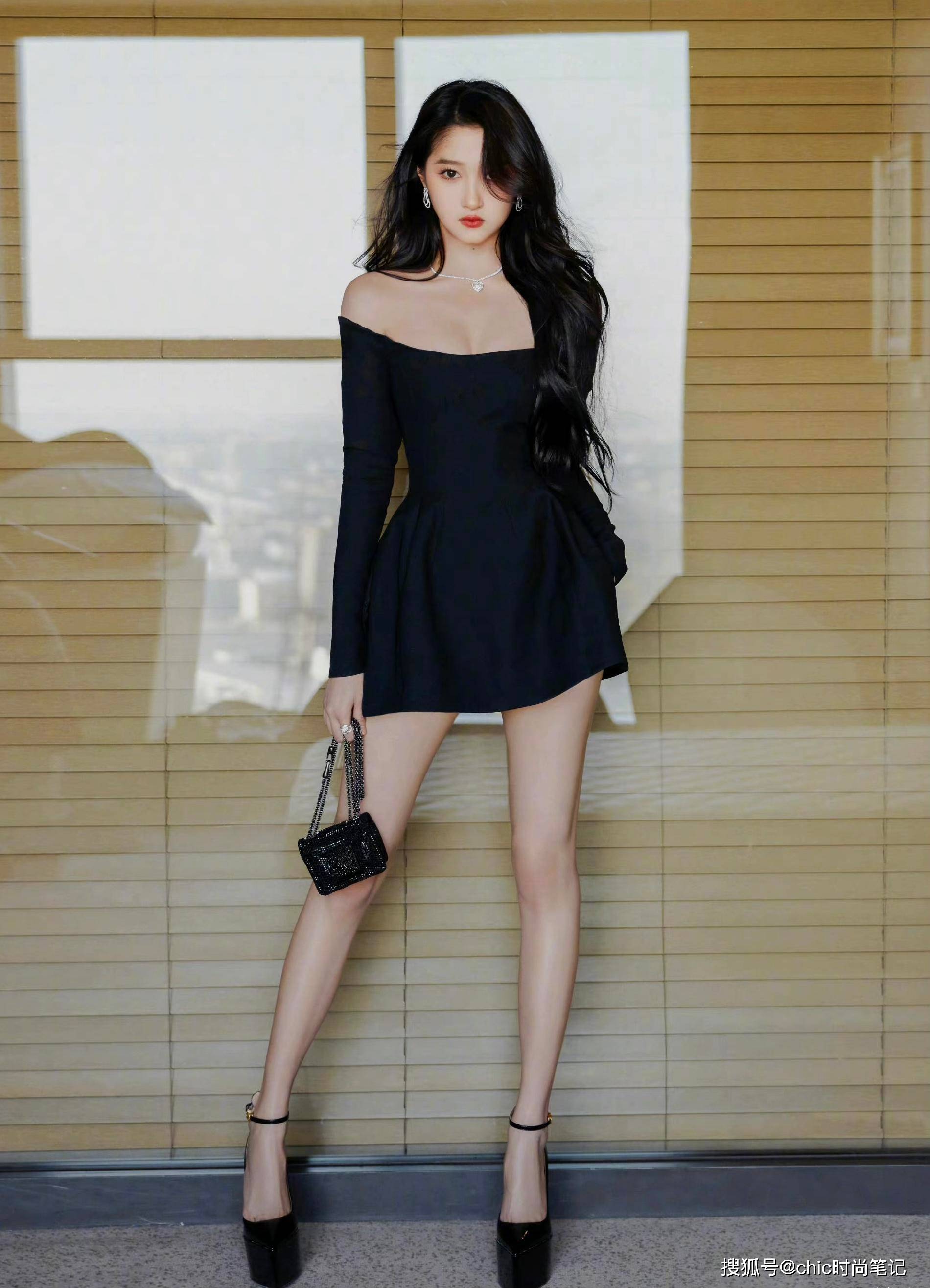 关晓彤大秀美腿"赢麻了"?