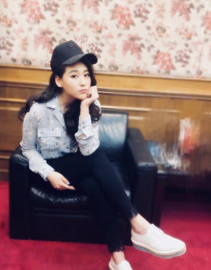 她曾凭借关系把杨紫赶出《家有儿女》,如今穿着"5色小白鞋"下跪_丹琳