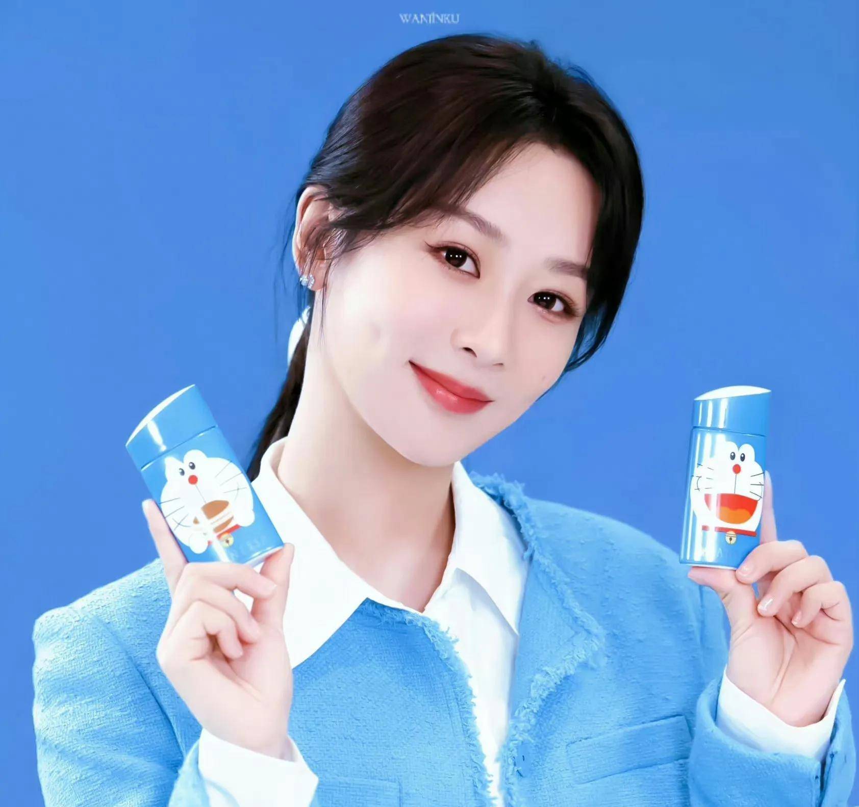 杨紫直播造型翻车,发型老土,蓝色西服显老好村,像乡村女干部_团队_一