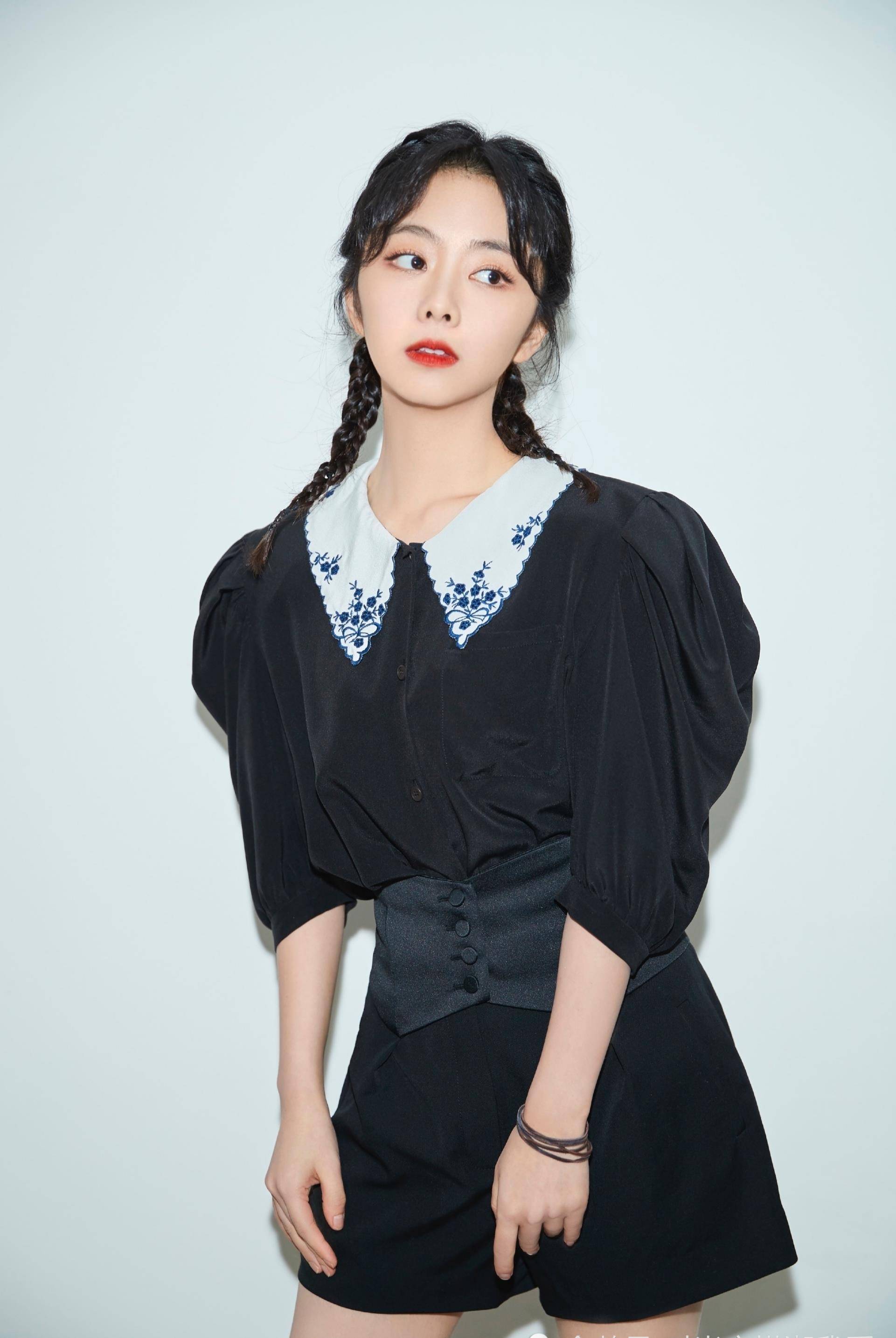 其实,谭松韵的着装也很漂亮.