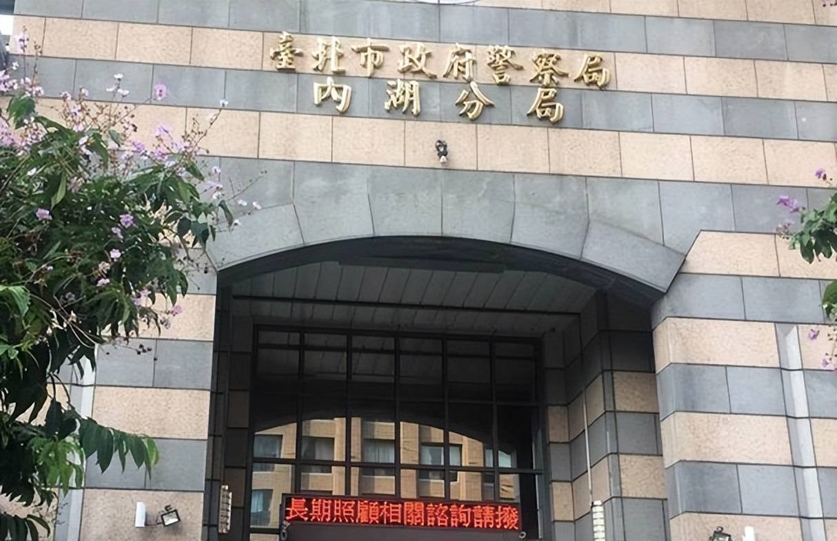 台北市警察分局从谢女士身边抢到钱后,歹徒立刻上车,快速逃逸.