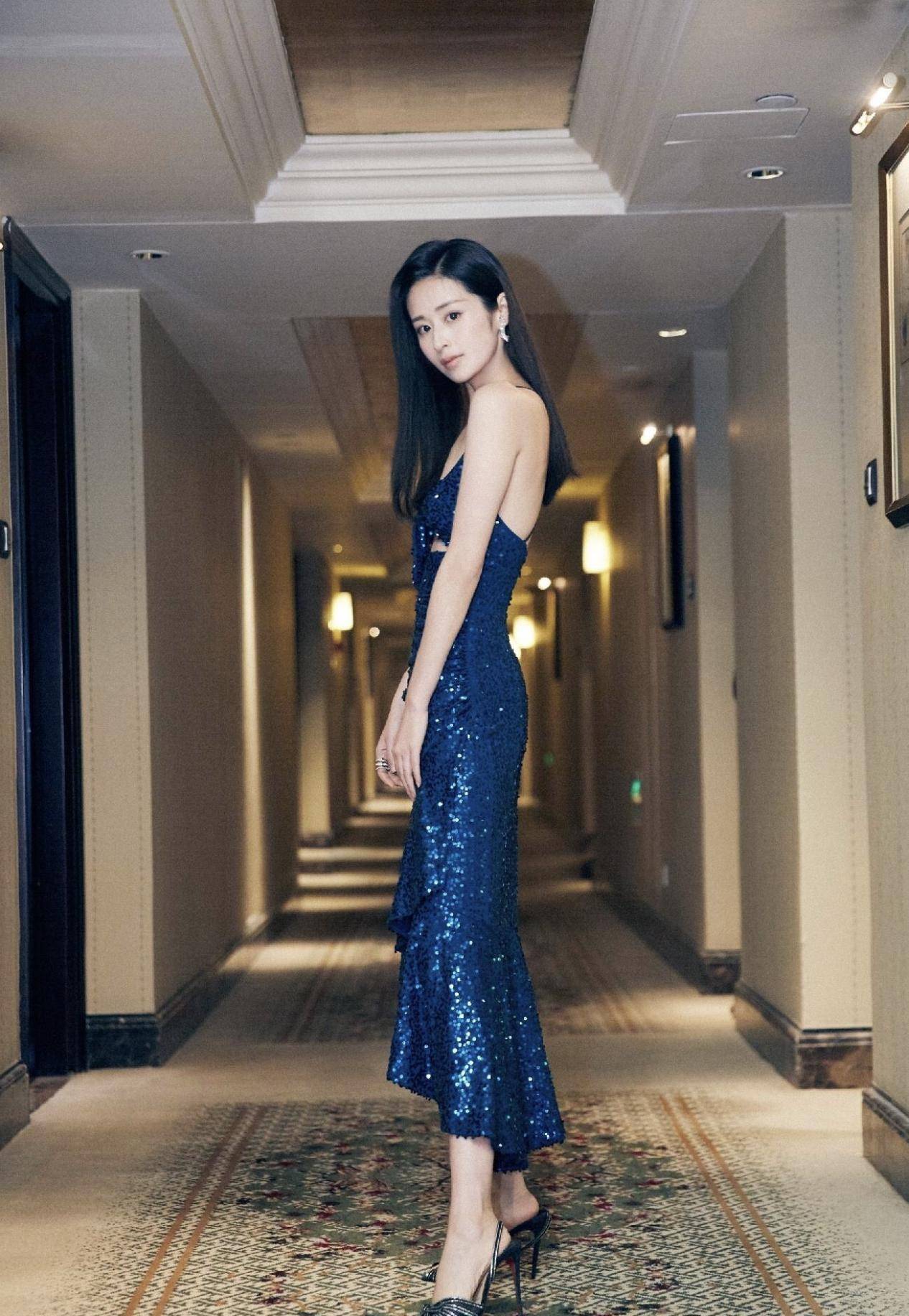 颖儿彻底"豁出去了"穿半时尚时尚裙变御姐,"括号臀"真美_气质_好身材