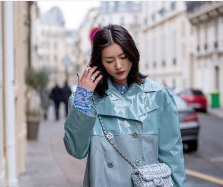 刘雯穿粉色马甲对镜自拍,高扎丸子头清新又减龄,秒变邻家女孩_下半身