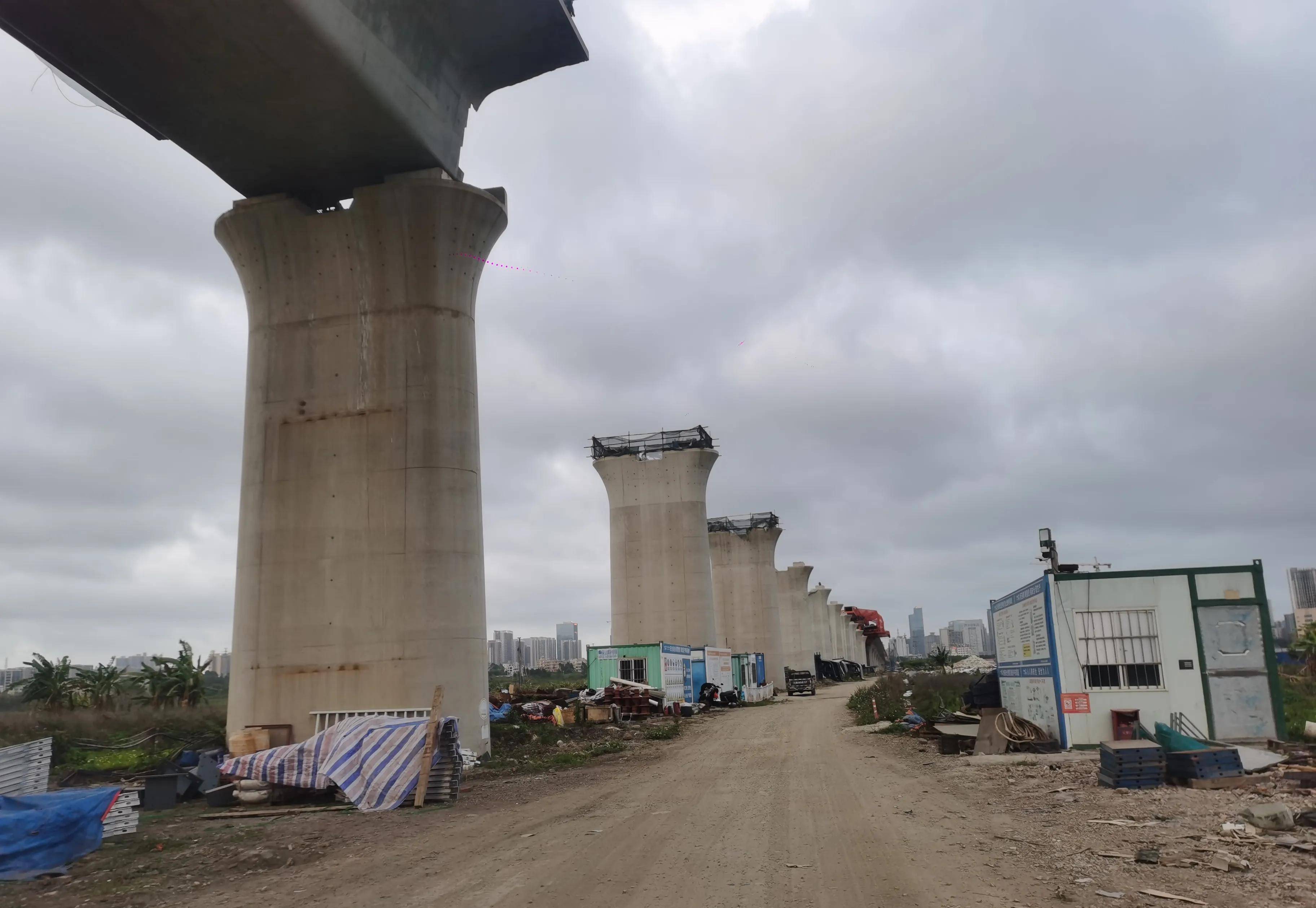 广湛高铁湛江北站特大桥一处长跨距箱梁已浇筑完成_桥墩_建设_上图