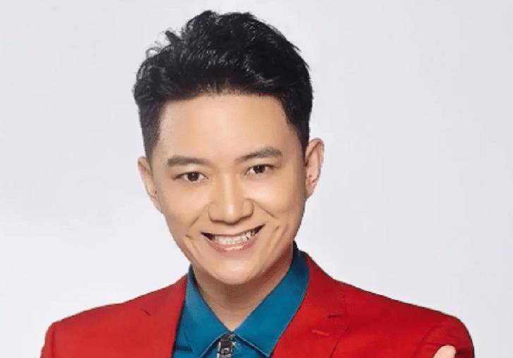 主持人李鑫遇事故骨折入院,穿病号服脸色苍白,当场诉苦掩面哭_老婆