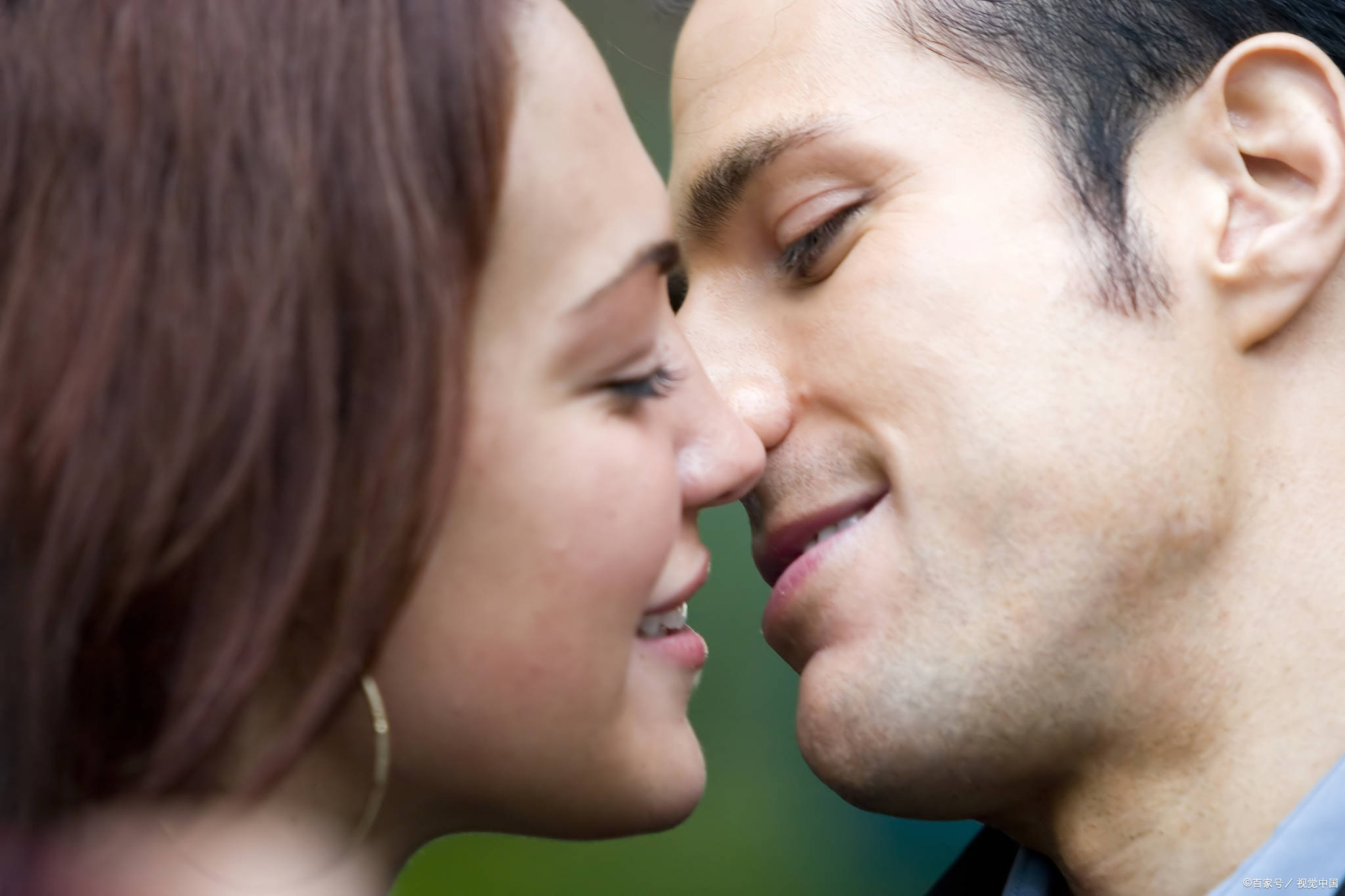 男女接吻时,为什么不觉得对方的口水恶心?