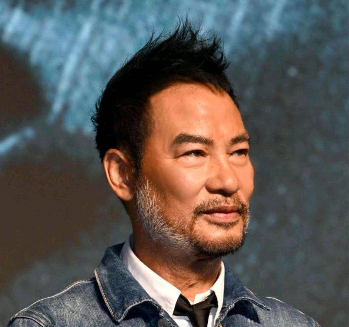 tvb演员齐聚任达华,68岁留胡子俊脸,中山房管家大受欢迎_穿着_香港