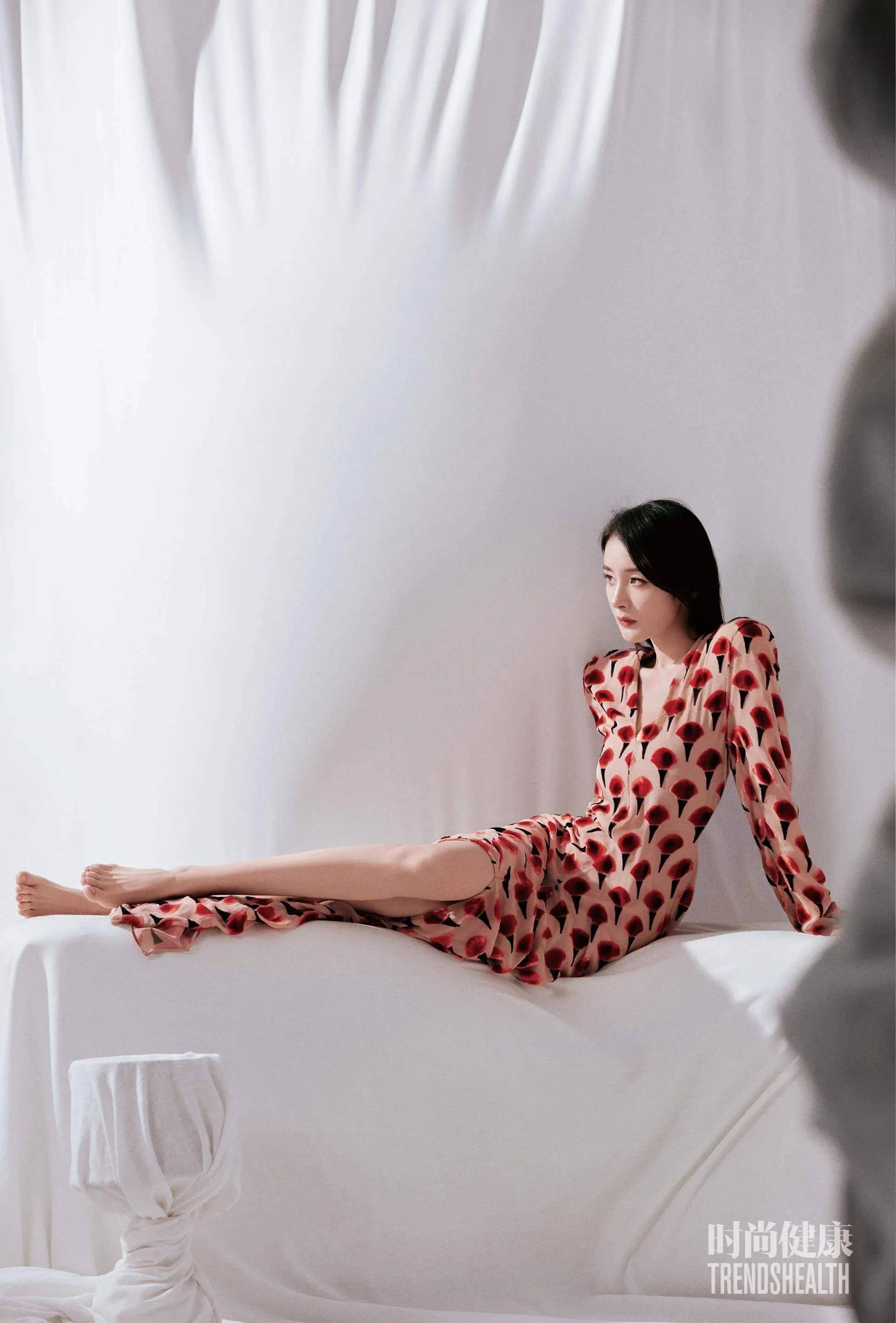 杨幂又登时尚健康三月刊封面,戴宽檐礼帽露大白腿优雅又摩登_黑色