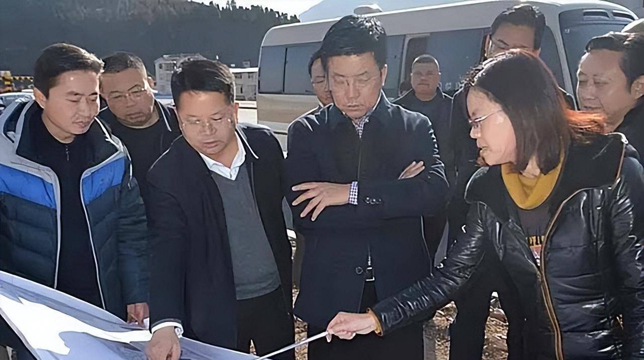 如今,马华虽然已经卸下了行政职务,但并没有停下奉献祖国的步伐,他时