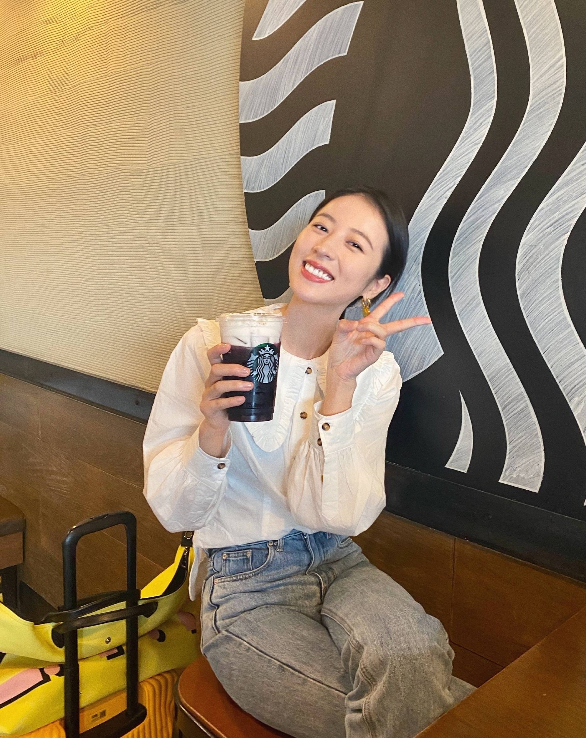 90后宋妍霏周雨彤私服帅气,你选哪一个_时尚_短裤_衬衫