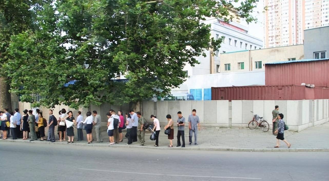 朝鲜城里姑娘喜欢穿裙子,农村姑娘喜欢穿裤子?_平壤_女孩_自行车