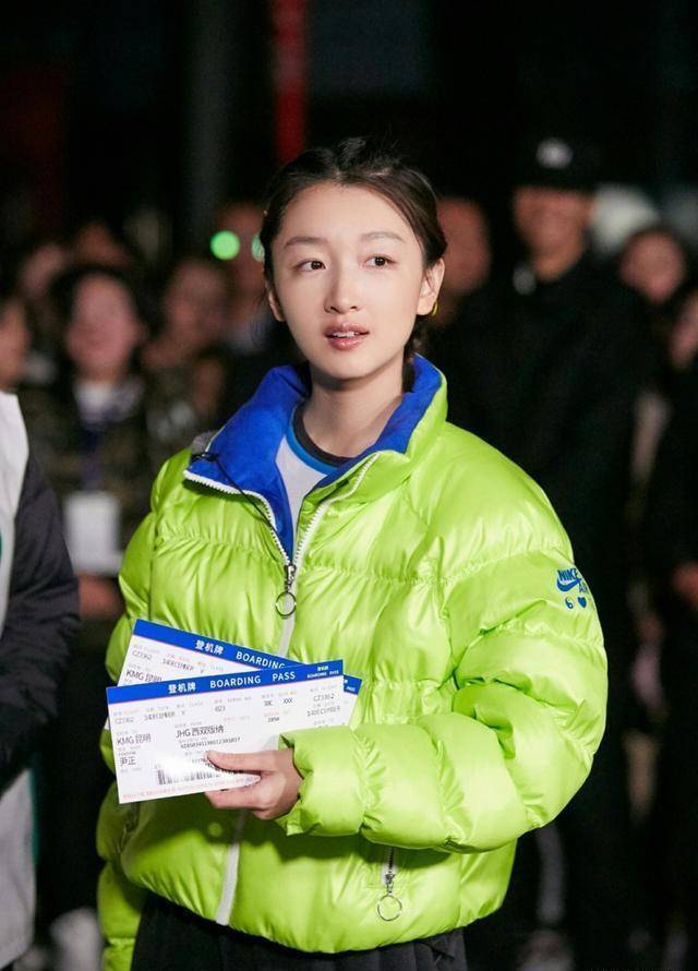 周冬雨一身荧光绿出街,元气女孩太张扬,满满的青春气质_时尚_显得