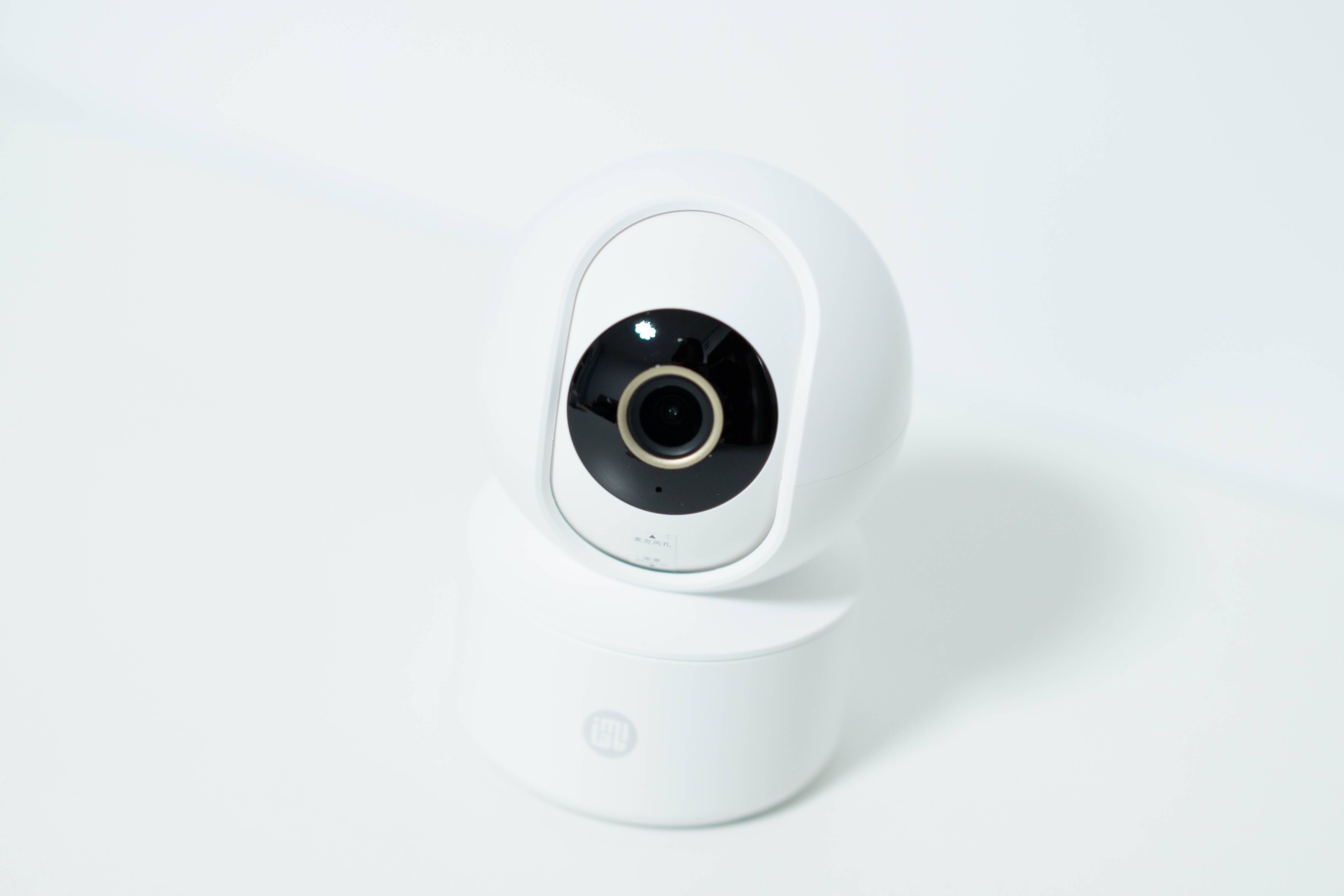 使用体验拆开包装,里面有电源线,插头,摄像机,说明书这款智能摄像机的