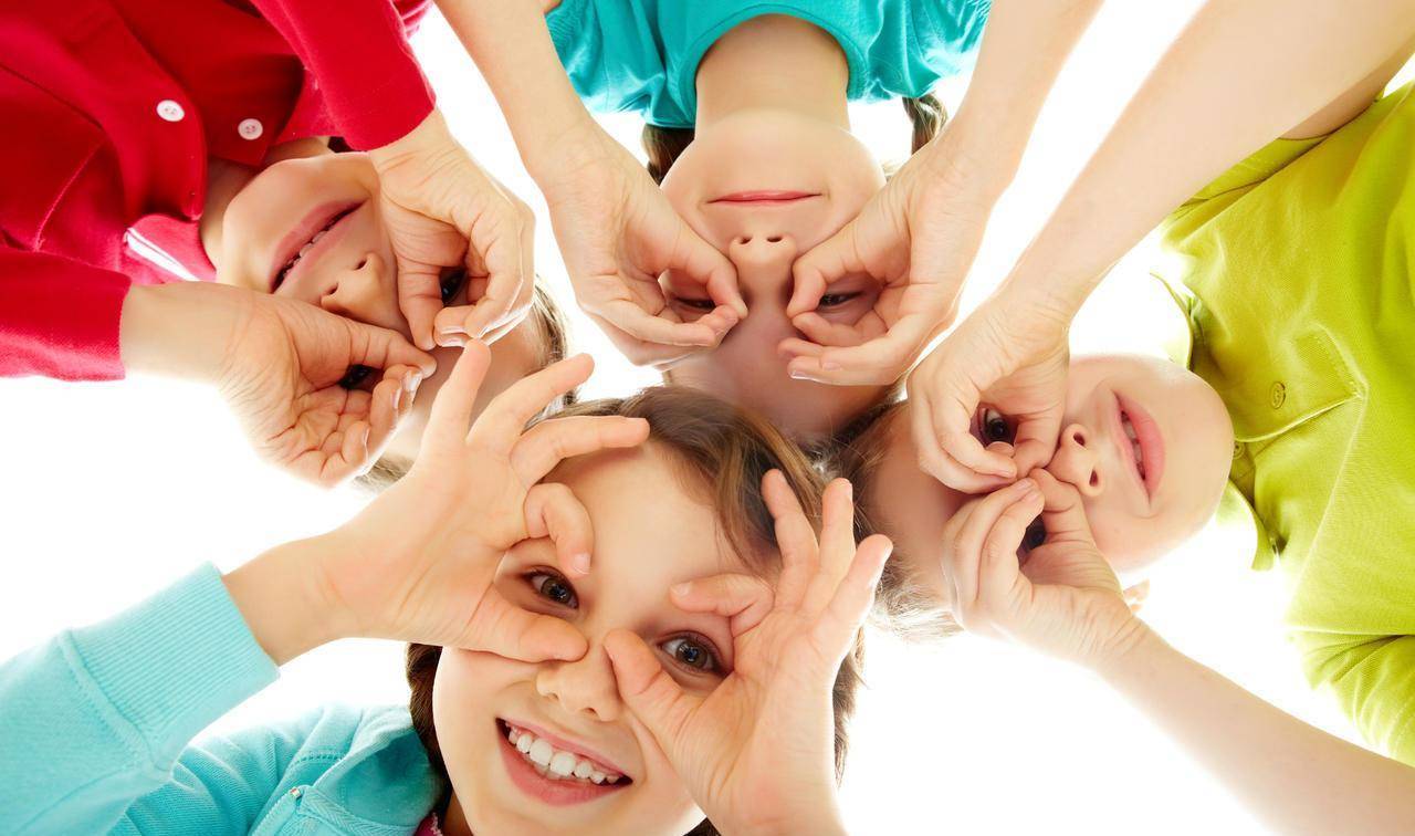 随后播放关于"凯斯61黛莉和力克61胡哲的故事"的视频,潜移默化地