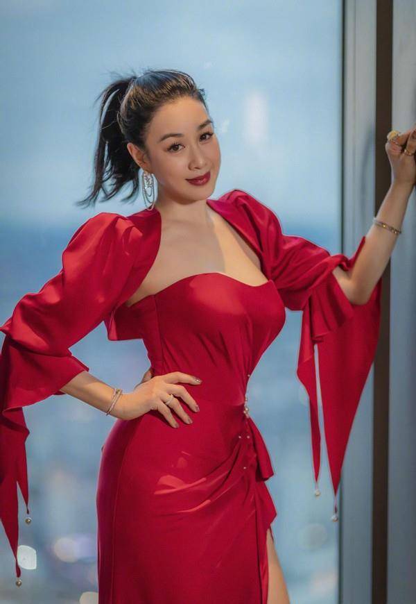 像钟丽缇的红裙,饱和度很高,但是颜色没有那么艳丽,所以呈现出来的