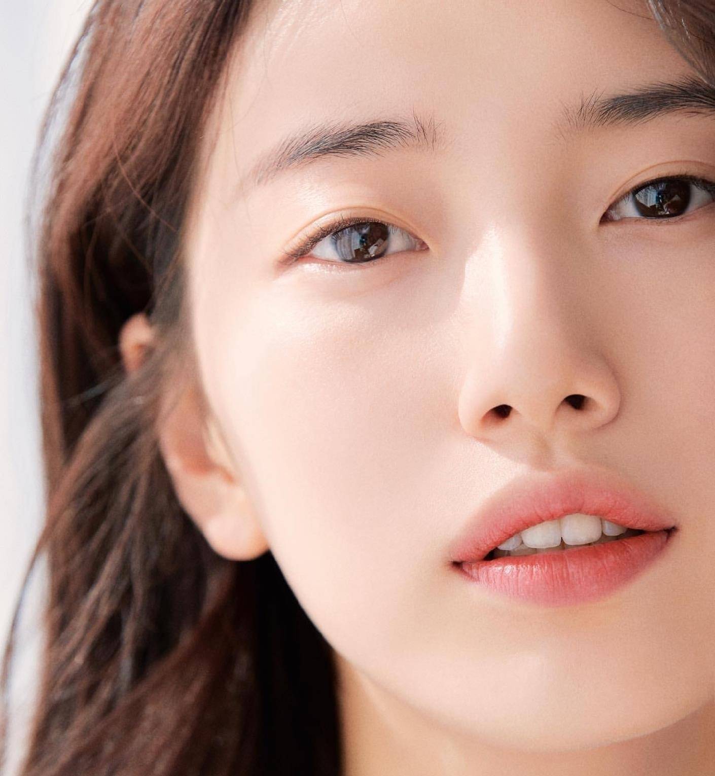 国民初恋裴秀智拍画报,一身黑色西服,脚踩"恨天高"又美又飒!