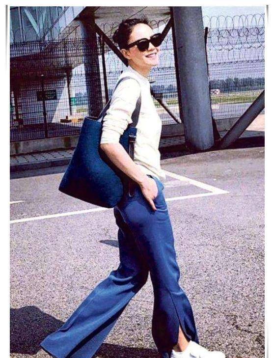 谢霆锋求婚了?王菲穿连体裤走机场超休闲,秀无名指戒指心情大好