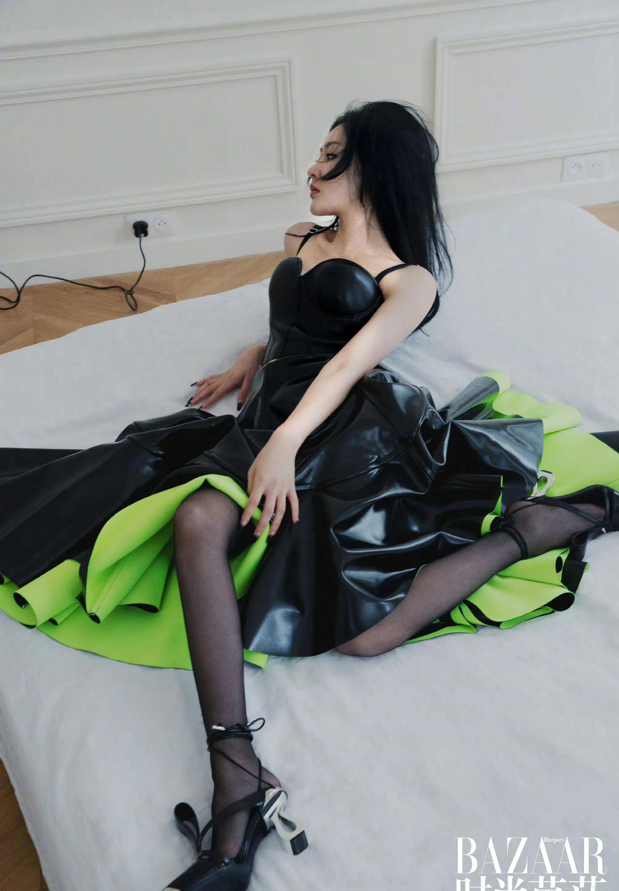 张天爱minibazaar三月刊 镂空透视渔网裙 全身穿黑丝 也太性感了!