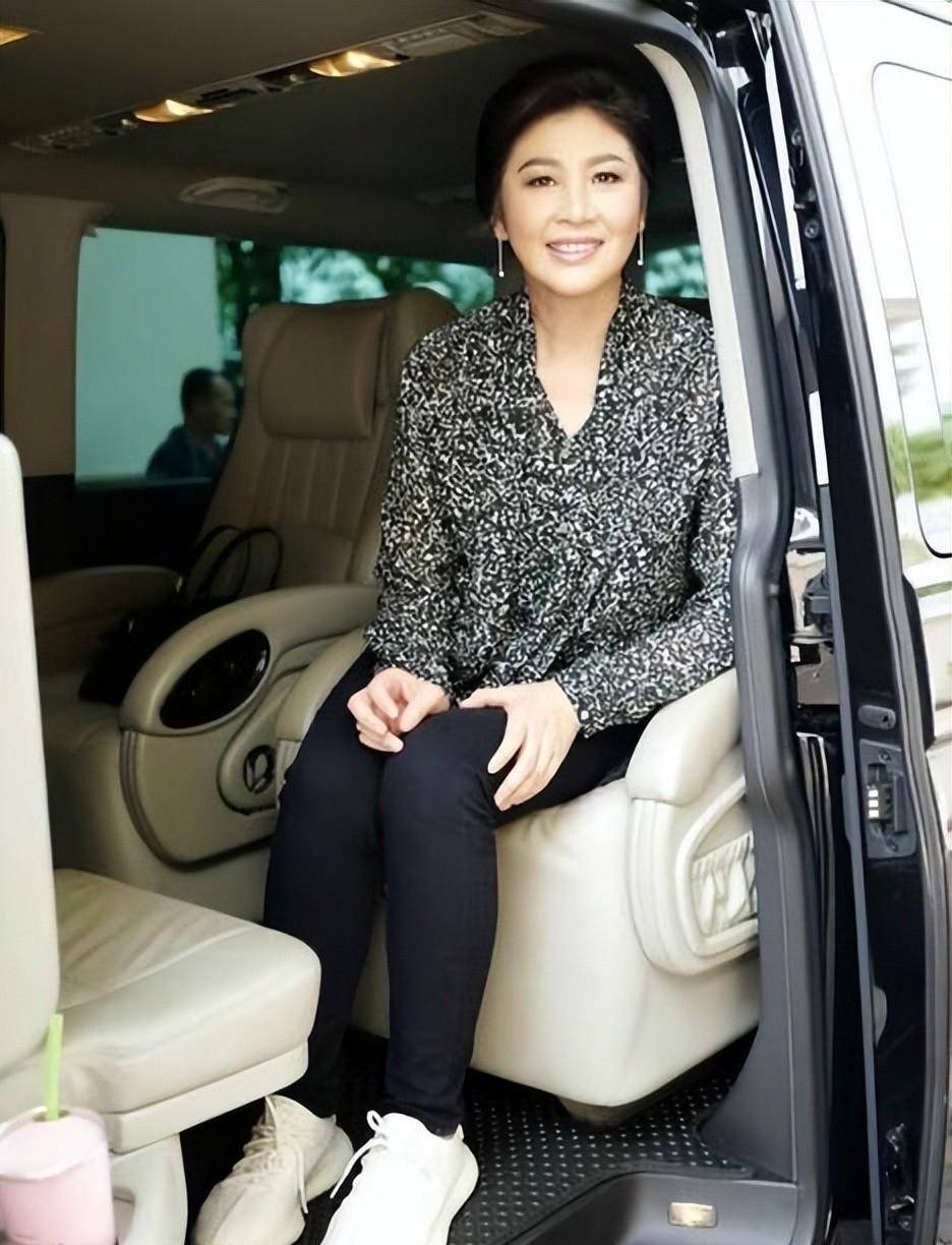 55岁英拉美得不做作,穿基础款吃东北大锅,气质仍比普通阿姨高级_女性