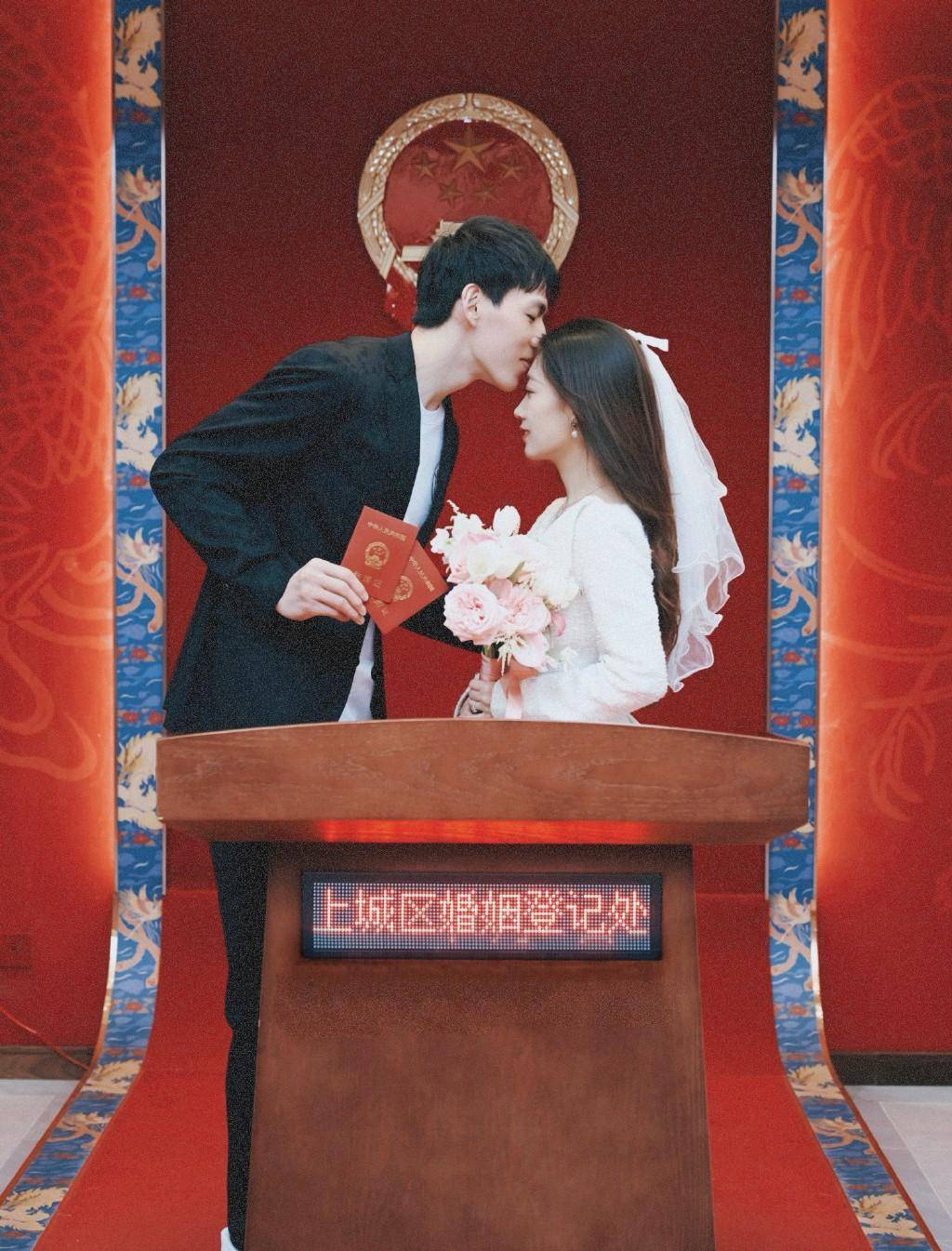 杨鸣设宴送别弗格妻女,已经出发回国;浙江吴前官宣结婚_球迷_1_cba