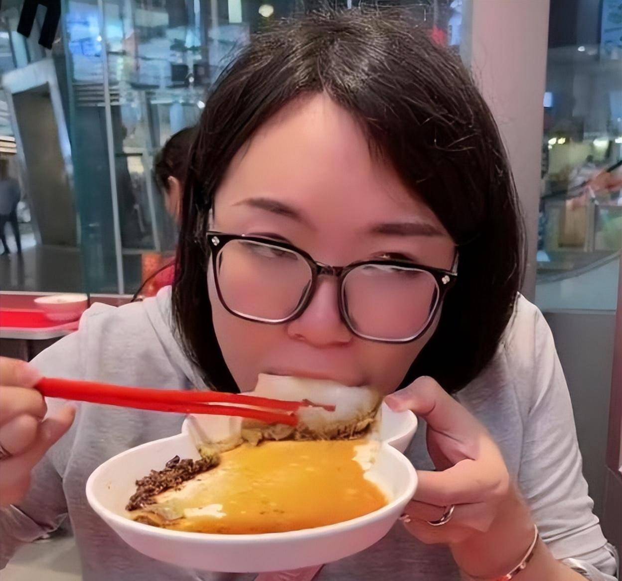 浪胃仙穿紧身裙出席宴会,身材前凸起引热议,网友:真成女人了_男人