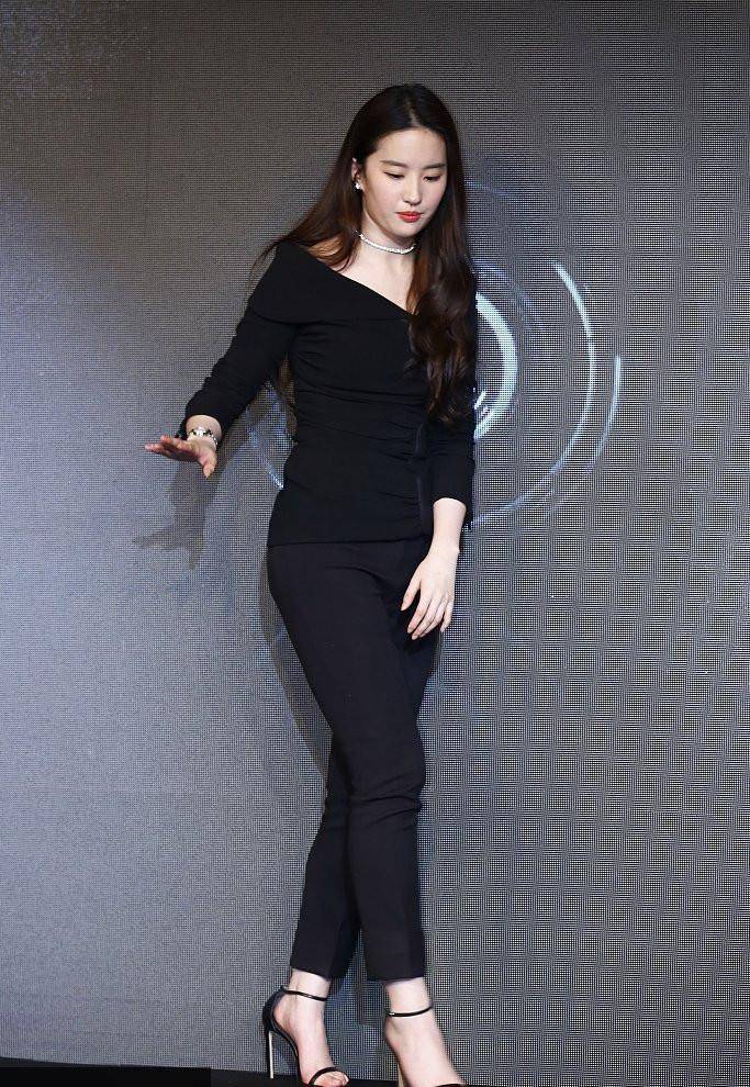 刘亦菲菊圆润美丽,不像其他女明星那样纤细如竹竿!_裙子_身材_时候