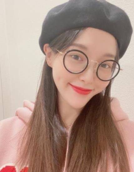 唐嫣晒出素颜照庆祝36岁生日,对着镜头微笑,戴黑框眼镜太萌了!