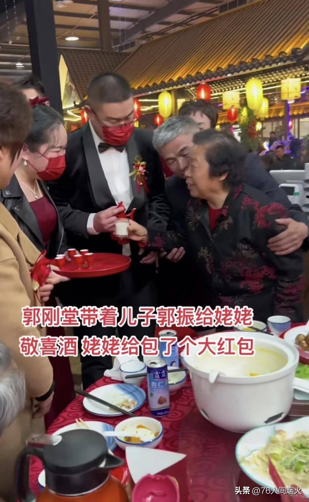 据说还有好消息,郭振婚后将会和父母生活在一起,新娘有