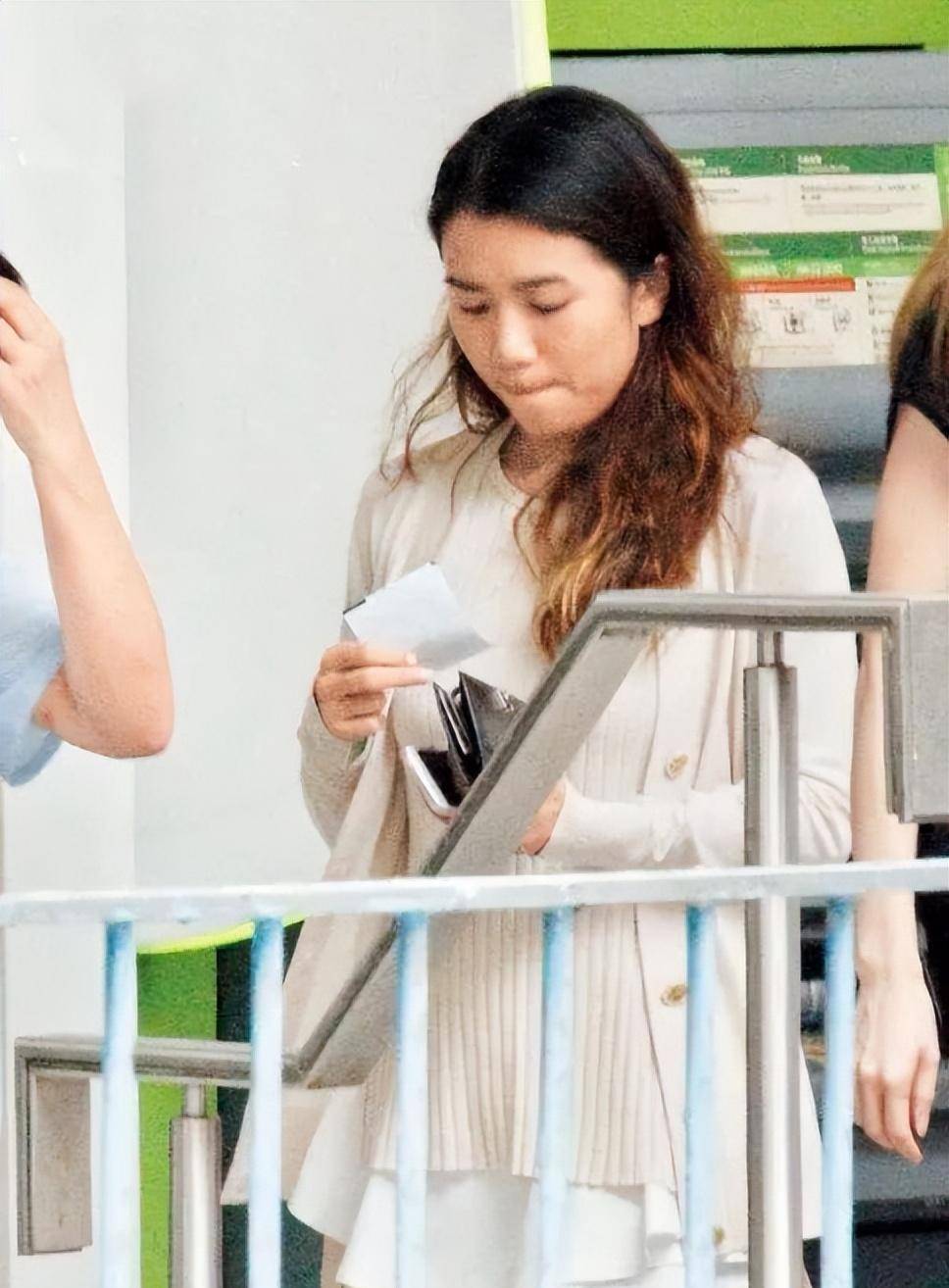 黎明携妻女亮相,妻子大圆脸太有旺夫相,2岁女儿和他共用一张脸_显得