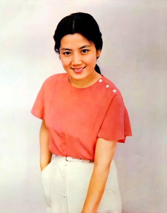 孔雀公主李秀明:从明星到下海经商 如今身价过亿,她的人生太精彩_父母