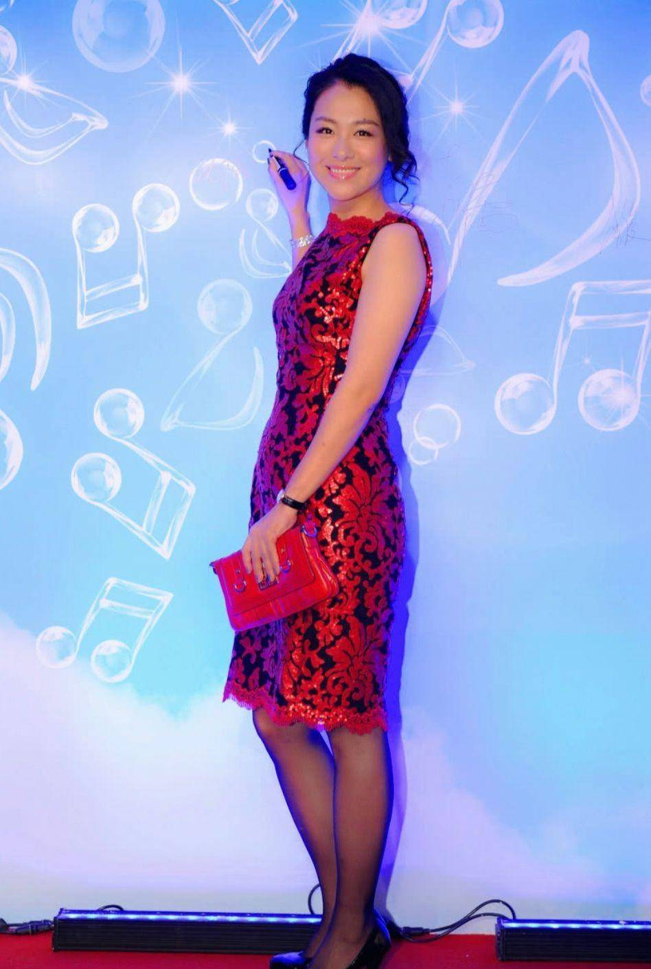 47岁沈傲君难逃中年发福,身材圆润气质却变高级,穿搭有贵妇范_连衣裙