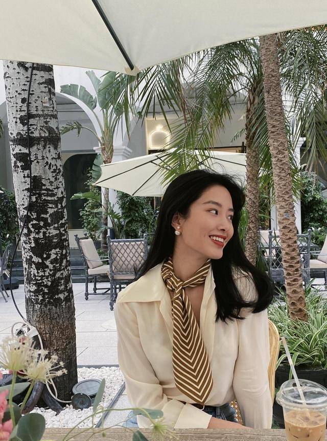 杨采钰换了法式风格后高级感大增,穿米白色衬衫绑条丝巾,美翻了