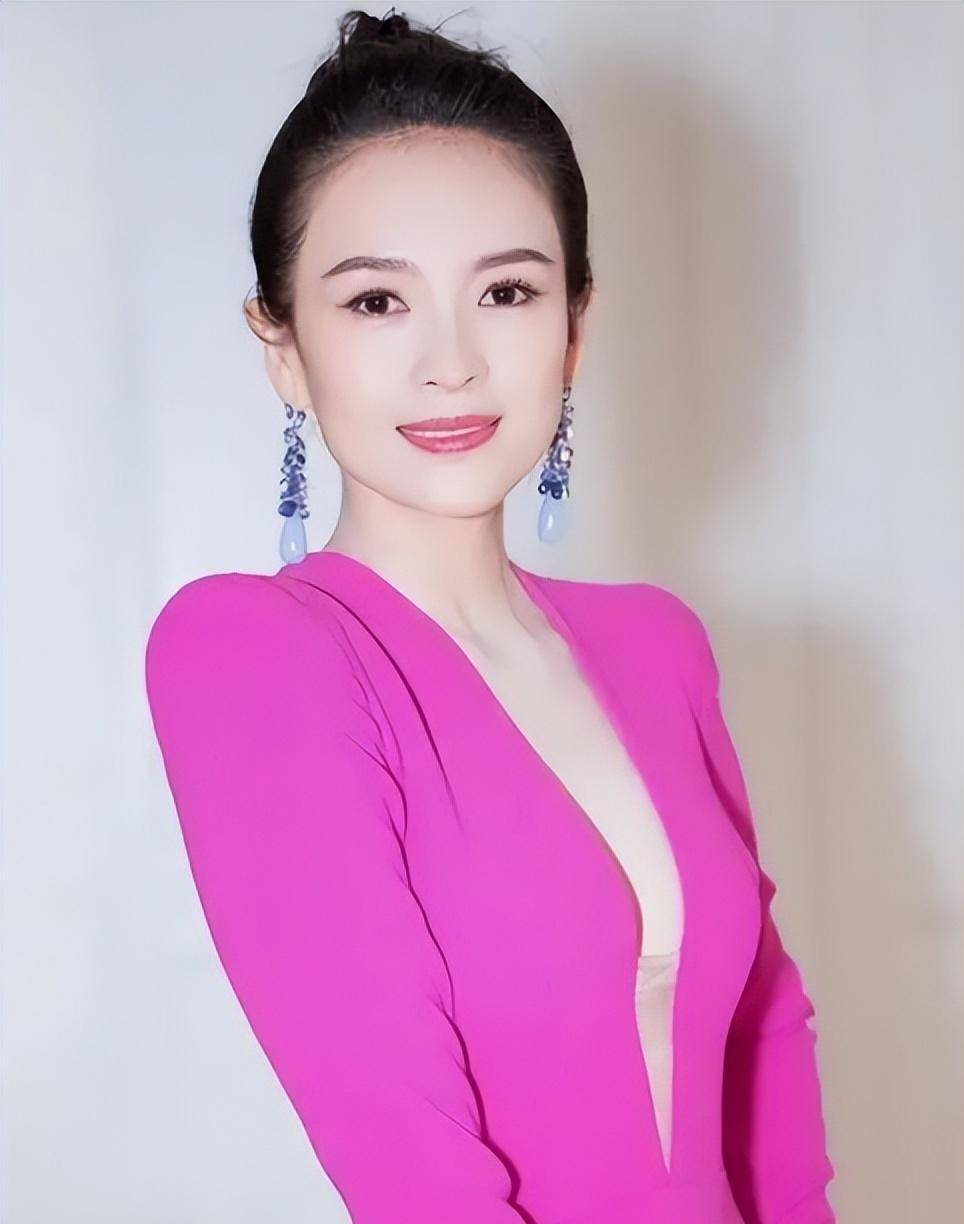 40岁 女星时尚秀身材,深v,时尚都太敢穿了_展现_郝蕾_身姿