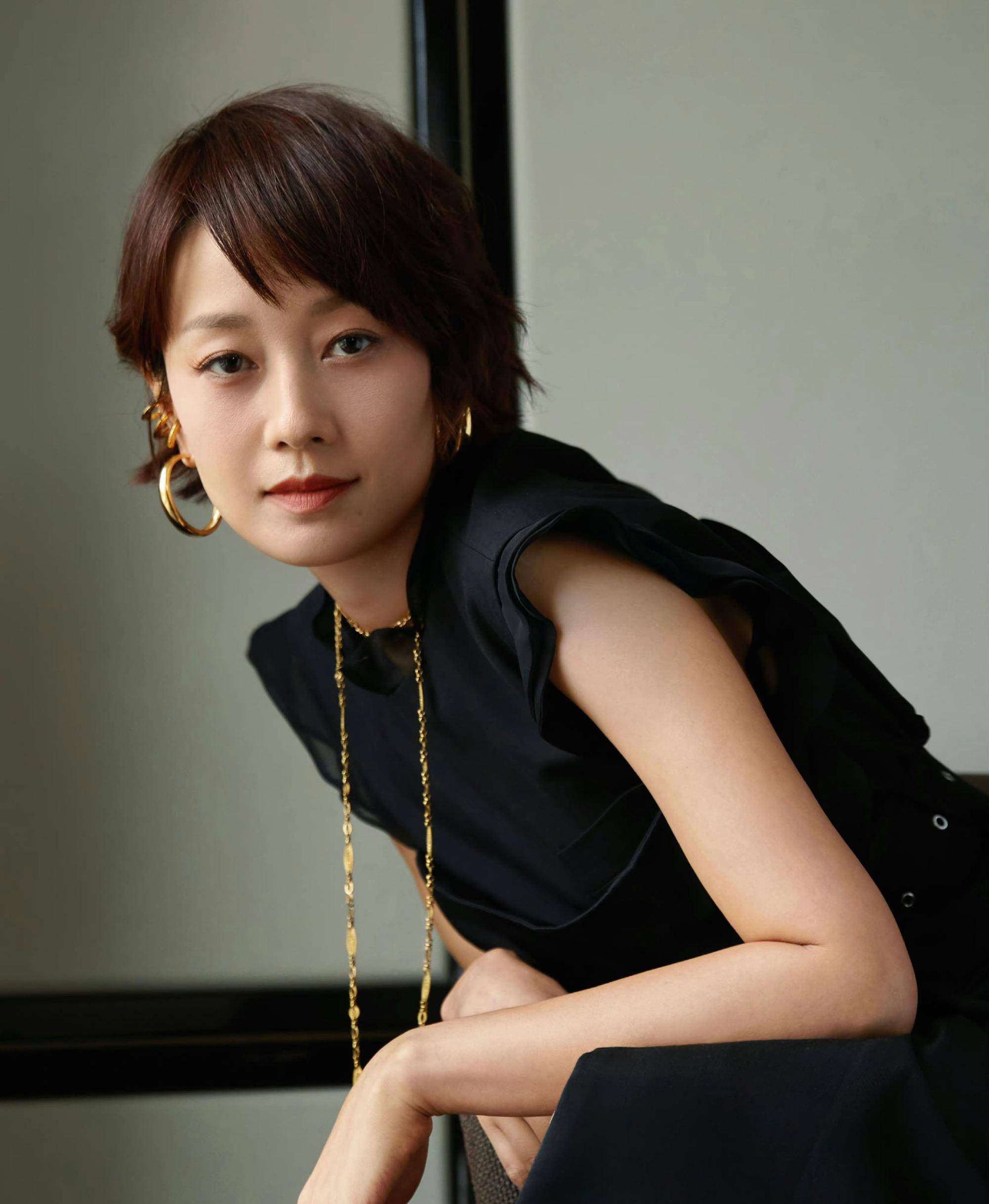 看马伊琍就知道,长发像大妈,短发更有韵味_女性_中年_女人