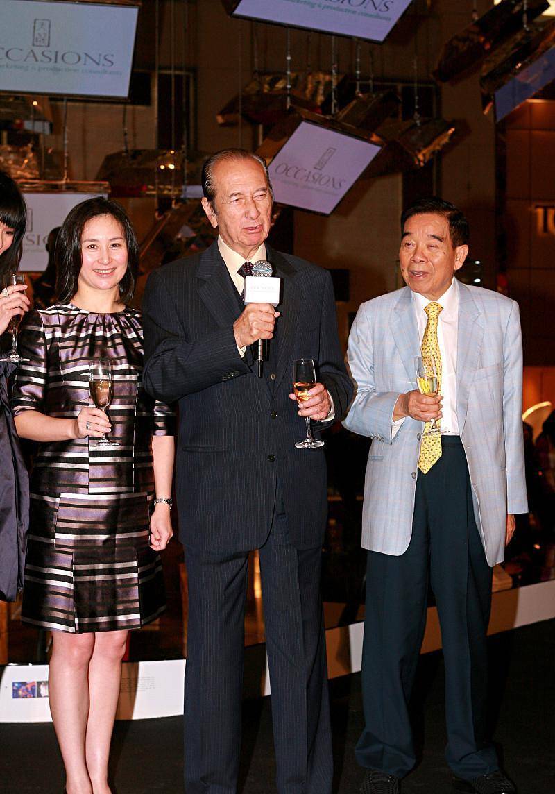 何鸿燊生前与女儿同框,何超琼穿绸缎连衣裙出镜,端庄大气又气质_造型