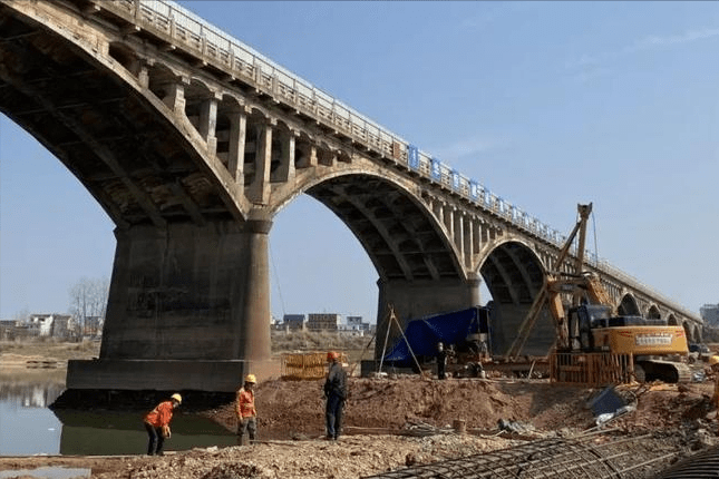 毕竟对于他们而言,沱江大桥是在经受三次的炸毁才彻底倒塌,这就足以