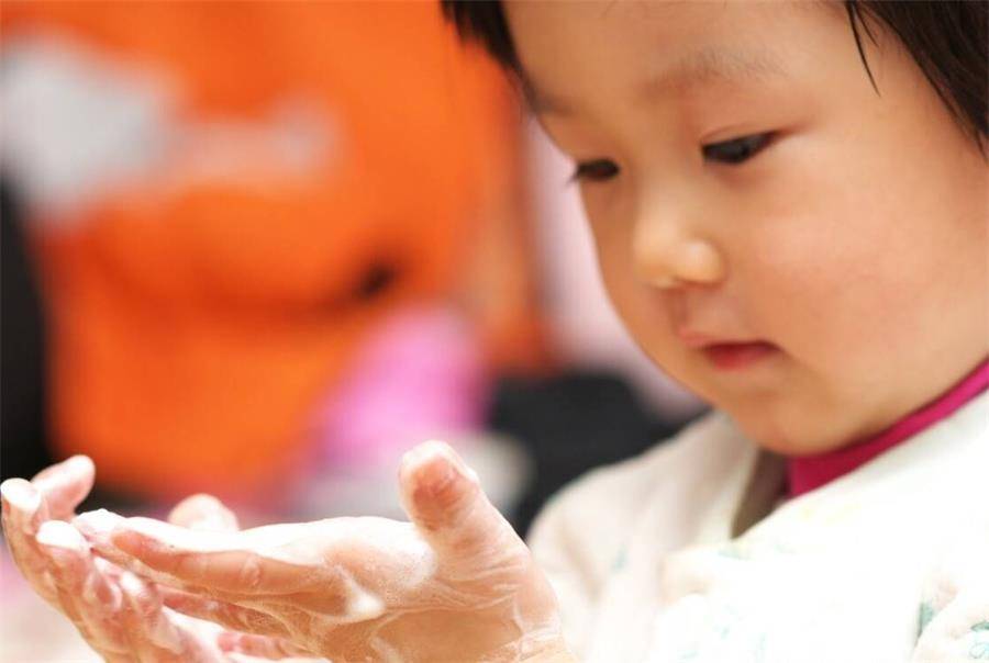 幼儿园老师要画玫瑰花，妈妈买来芹菜直接印上，其他家长服气了