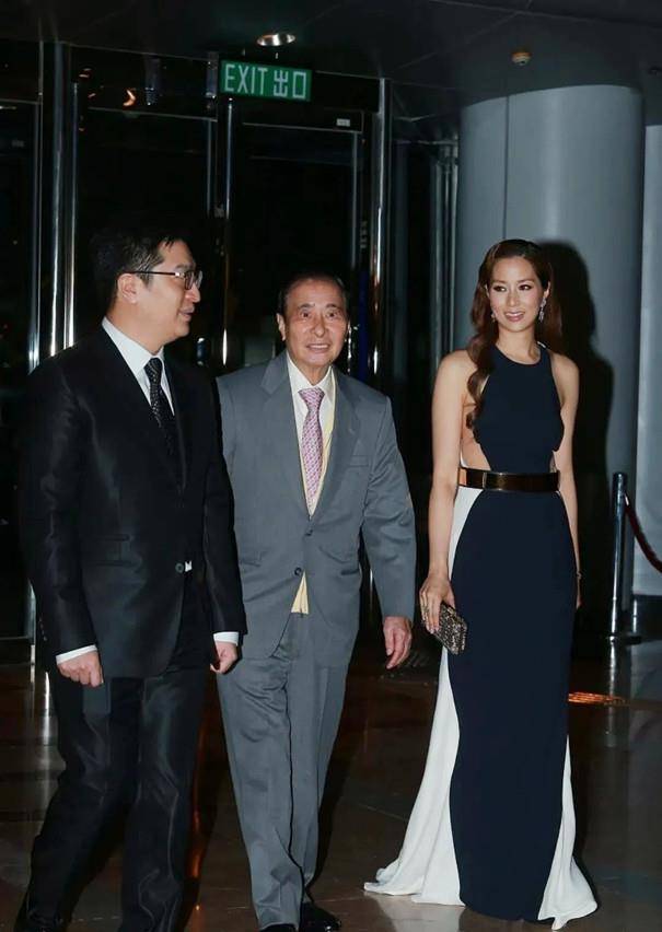 徐子淇的身高非常优越,所以她的骨架也比较大,尤其是肩部线条是非常宽
