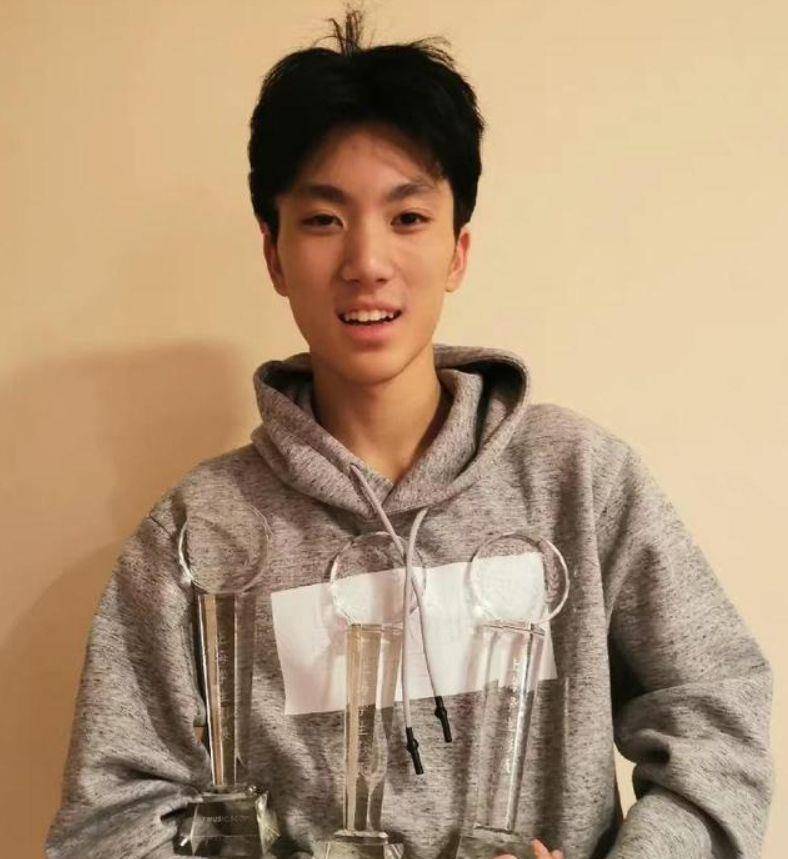 张艺谋二儿子取得耶鲁大学通知书,国师的两个儿子太优秀了_张一丁